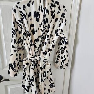 Soma Snow Leopard Plush Short Robe - S/M - Soft & Cozy